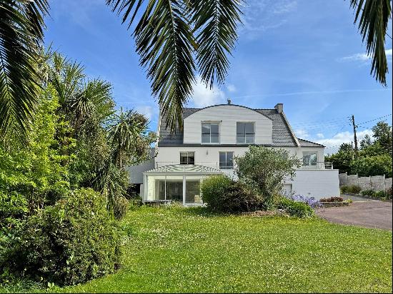 GUISSENY, LARGE HOUSE WITH INDOOR POOL AND PRIVATE BEACH ACCESS