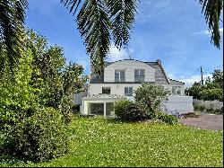 GUISSENY, LARGE HOUSE WITH INDOOR POOL AND PRIVATE BEACH ACCESS