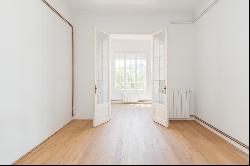 LARGE FLAT TO RENOVATE WITH LOTS OF LIGHT IN VALLCARCA, Barcelona 08001