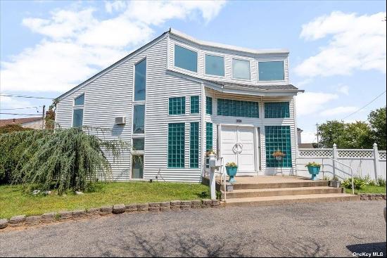 356 Granada Parkway, Lindenhurst NY 11757