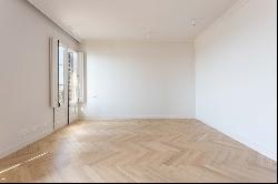 NEWLY REFURBISHED LUXURY FLAT WITH SPECTACULAR VIEWS, Barcelona 08001