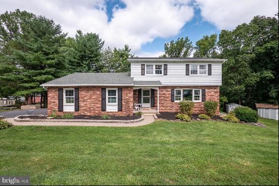 76 Hillcrest Dr S, Macungie PA 18062