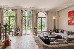 Neuilly-sur-Seine - A magnificent apartment with a garden