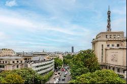 Paris 16th District - A renovated 4-bed apartment commanding superb views