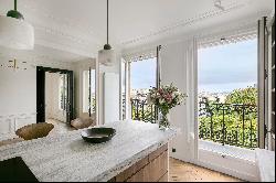 Paris 16th District - A renovated 4-bed apartment commanding superb views