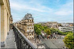 Paris 16th District - A renovated 4-bed apartment commanding superb views