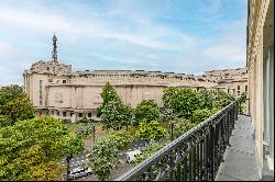 Paris 16th District - A renovated 4-bed apartment commanding superb views