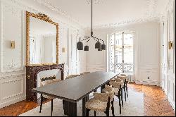 Paris 7th District – A renovated 4-bed apartment