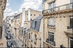 Paris 7th District – A renovated 4-bed apartment