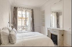 Paris 7th District – A renovated 4-bed apartment