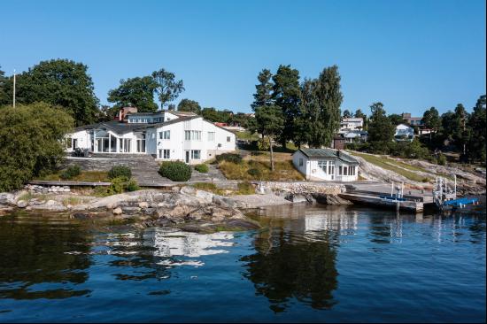 Spectacular villa on a magical lakeside plot in Brevik.