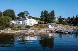 Spectacular villa on a magical lakeside plot in Brevik.