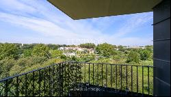 Four bedroom apartment with balcony, for sale, in Porto, Portugal