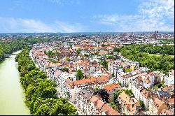 Nahe Isar / Maximilianstraße: Stadtwohnung mit Balkonen in parkähnlicher Hoflage