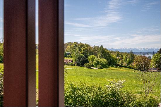 Neubau: Eckhaus mit Liegeinsel im privaten Garten und Seeblick