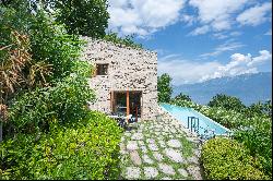 Secluded location above Lake Garda: architectural jewel with infinity pool and magnificen