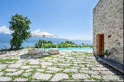 Secluded location above Lake Garda: architectural jewel with infinity pool and magnificen