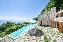 Secluded location above Lake Garda: architectural jewel with infinity pool and magnificen