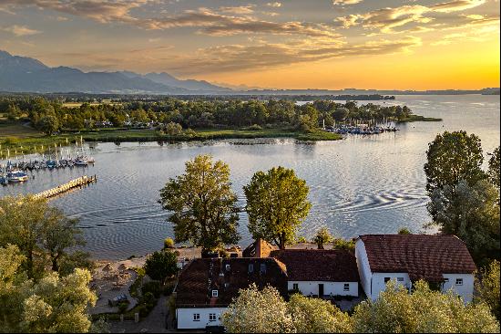 Unique 4,341 m lakeside property with busy restaurant and hotel business