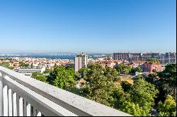 5 bedrooms with garage and stunning views over the river and city in Amoreiras