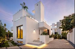 Contemporary luxury villa with exquisite finishes close to the sea in Cortijo Blanco Nuev