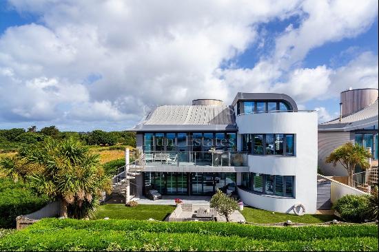 MODERN DETACHED HOME WITH SEA VIEWS