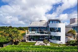 MODERN DETACHED HOME WITH SEA VIEWS