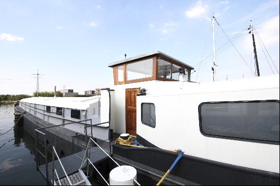 High-end Houseboat