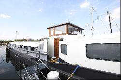 High-end Houseboat