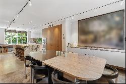 Impressive family home in the heart of Chelsea with access to private gardens.