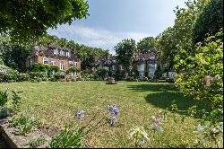 Impressive family home in the heart of Chelsea with access to private gardens.