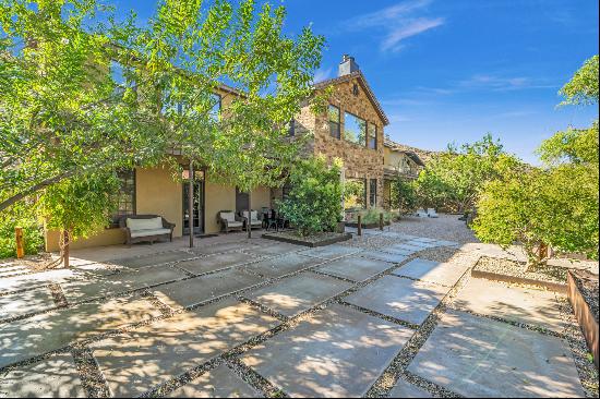 Custom Home Surrounded By The Majesty Of Zion!