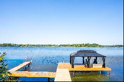 Stunning Sparrow Lake Retreat