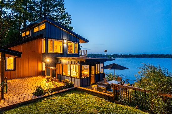 Stunning Sparrow Lake Retreat