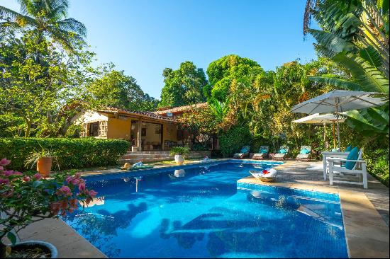 Charming inn in the center of Trancoso with 15 suites and tropical garden