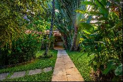 Charming inn in the center of Trancoso with 15 suites and tropical garden