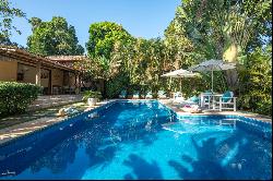 Charming inn in the center of Trancoso with 15 suites and tropical garden