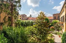 Elegant apartment in a prestigious building in Lucca