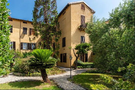 Elegant apartment in a prestigious building in Lucca