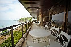 High-floor oceanfront apartment on São Conrado Beach