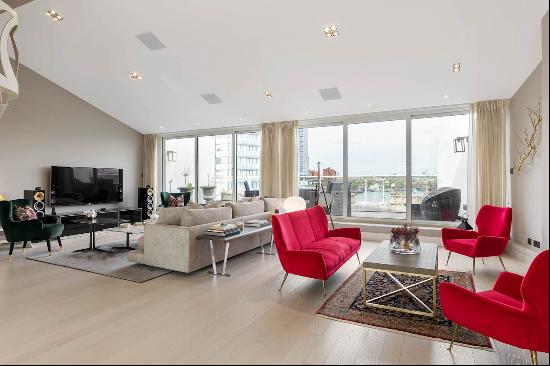 A breath-taking waterfront penthouse in Chelsea Crescent