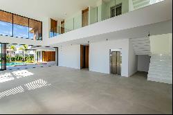 Contemporary mansion with 5 suites and Aurora Grei design in Alphaville Barra