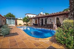 One-story dream house with swimming pool in Empuriabrava