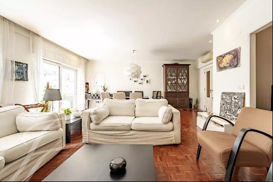 Spacious 4-Bedroom Apartment, 250m², large areas, quiet area of Estrela