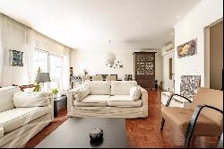 Spacious 4-Bedroom Apartment, 250sqm, large areas, quiet area of Estrela