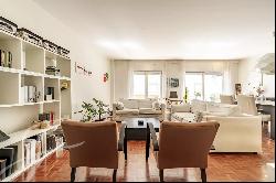 Spacious 4-Bedroom Apartment, 250sqm, large areas, quiet area of Estrela