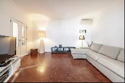 Spacious 4-Bedroom Apartment, 250sqm, large areas, quiet area of Estrela