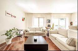 Spacious 4-Bedroom Apartment, 250sqm, large areas, quiet area of Estrela