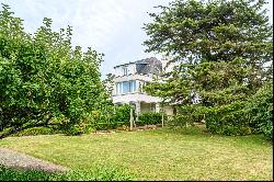 house with direct access to the sea