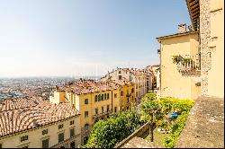 Elegant apartment in the heart of Bergamo Alta